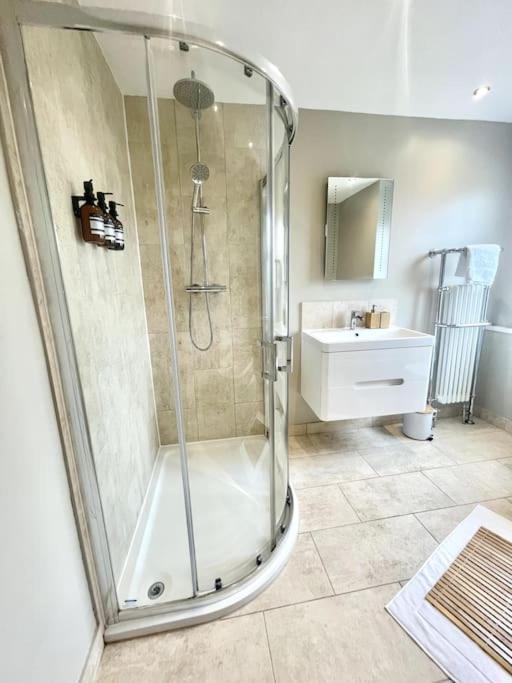 Spacious Modern Victorian House In Rochester Wainscot Екстер'єр фото
