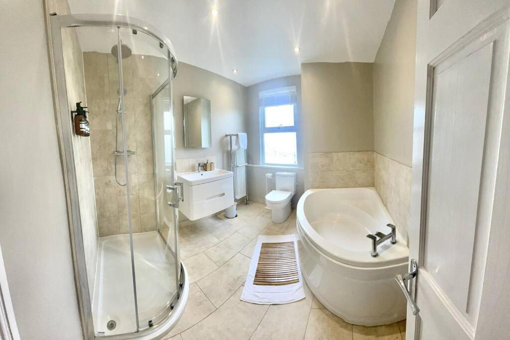 Spacious Modern Victorian House In Rochester Wainscot Екстер'єр фото