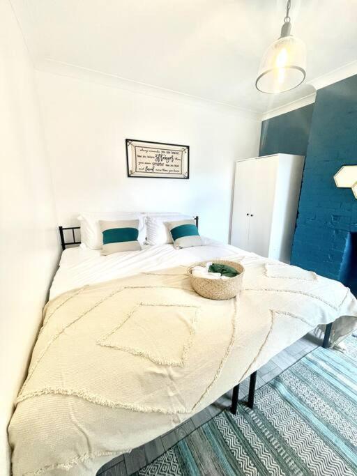 Spacious Modern Victorian House In Rochester Wainscot Екстер'єр фото