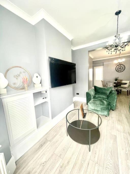 Spacious Modern Victorian House In Rochester Wainscot Екстер'єр фото