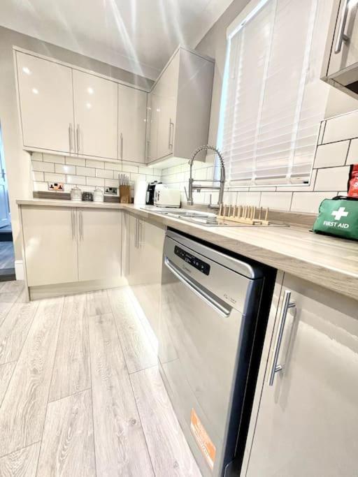 Spacious Modern Victorian House In Rochester Wainscot Екстер'єр фото
